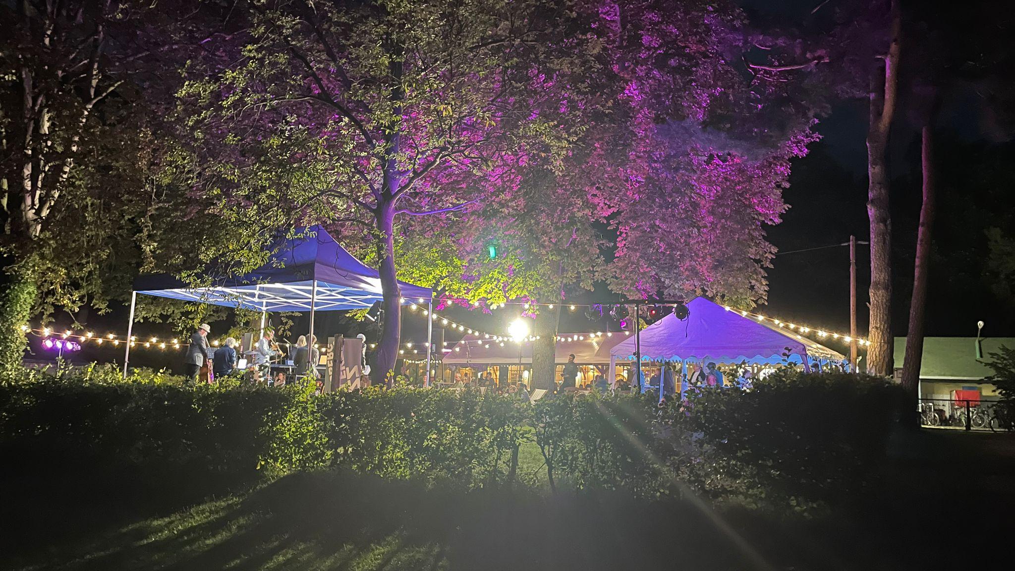 Die Stimmung beim Glücksfisch Open Air ist ausgelassen.